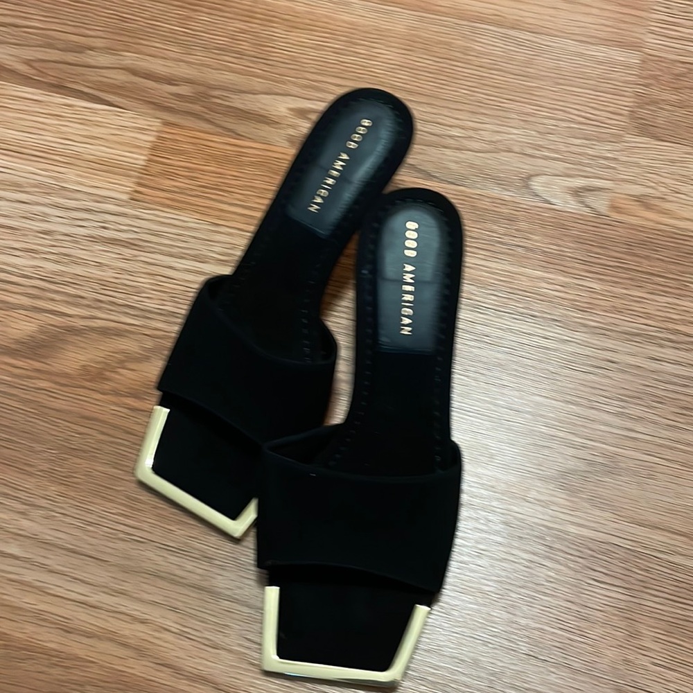 Good American 🖤 black suede kitten mules